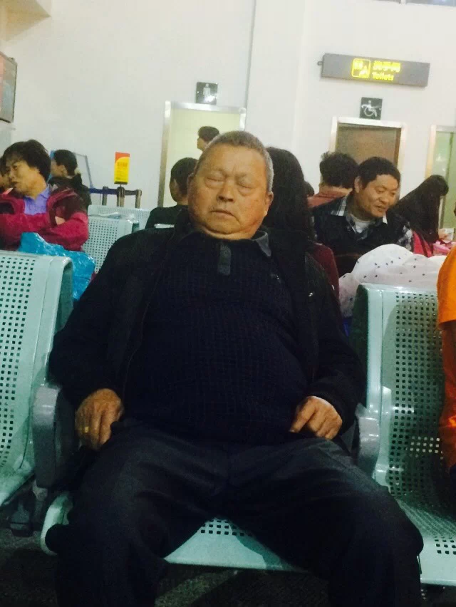 睡着的大爷